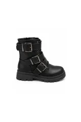 Borcego de caña media color negro, con suela chunky, taco ancho y tres tiras con hebillas metálicas en el lateral externo. Cuenta con cordones y cierre lateral.