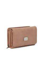 Billetera corta de símil cuero color beige, con cierre a presión y placa metálica decorativa. Cuenta con múltiples compartimentos internos para tarjetas, visor y billetes, además de un compartimento posterior con cierre.