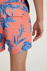 Short de baño color coral con estampado de flores azules y cordón ajustable en la cintura.