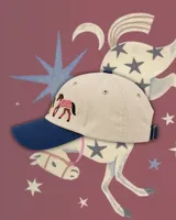 Gorra de algodón con corona color beige y visera verde oscuro. Presenta bordados frontales de dos caballos con mantas decorativas.