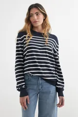 Sweater de punto a rayas horizontales en azul marino y blanco, con cuello redondo y mangas largas. Presenta un diseño clásico y versátil.