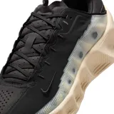 Championes Nike modelo Ava Rover, con diseño moderno en color negro y suela de plataforma en tono beige con estructura geométrica. Presenta detalles translúcidos en los laterales y el logo de la marca en el costado.