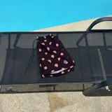 Short de baño negro con estampado de rodajas de naranja, cintura elástica con cordón ajustable y logo circular en el ruedo.
