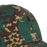 Gorra Adidas con estampado de camuflaje en tonos verde, marrón y beige. Logo de Adidas bordado en verde en el frente.