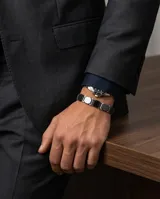 Pulsera de eslabones combinados en acero inoxidable y cerámica negra, con diseño moderno y cierre oculto.