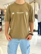 Remera regular color off-white, con diseño gráfico en la espalda que incluye el número 99 en gran tamaño y detalles en negro. Cuenta con ribetes negros en las costuras de los hombros y mangas.