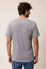 Remera básica de manga corta con cuello redondo y corte regular fit. Presenta un pequeño bordado en el pecho.
