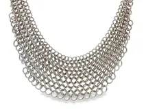 Collar tipo babero de metal plateado con diseño de malla de eslabones entrelazados.