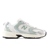 Championes New Balance modelo 530, de estilo retro inspirados en calzado de running, en color blanco con detalles en verde menta y plateado. Cuentan con capellada de malla transpirable y entresuela ABZORB para mayor amortiguación.