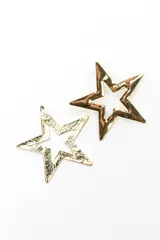 Aros con diseño de estrella grande y calada en el centro, de acabado dorado brillante.