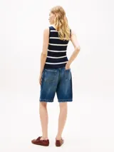 Musculosa de punto de puro algodón peinado, de corte slim y diseño a rayas horizontales azul marino y blanco. Cuenta con cuello redondo, ribetes en canalé y un refinado logo bordado en el pecho.
