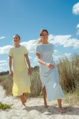 Vestido largo celeste con cuello redondo y mangas cortas con ribete amarillo.