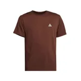 Remera marrón de manga corta Nike Dri-FIT ADV ACG, con logo ACG bordado en blanco en el pecho.
