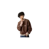 Buzo crewneck oversize marrón de Eme Studios, con cuello en V simulado, detalles en rib blanco y marrón en cuello, puños y ruedo. Presenta un parche redondo estampado en el pecho derecho y el logo de la marca bordado en el pecho izquierdo.