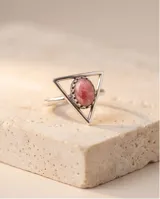 Anillo de plata 925 con diseño triangular y piedra central ovalada de raíz de rubí en tonos rosados.