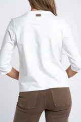 Remera de algodón con elastano, color negro, de corte ajustado al cuerpo, cuello redondo y mangas 3/4.