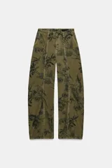 Jeans de tiro bajo y diseño barrel leg de la colección Zara Woman, en color verde militar con estampado floral en contraste, trabillas para cinturón y costuras decorativas frontales.