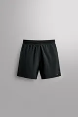 Short deportivo negro de tejido técnico ligero y elástico, con forro interior.