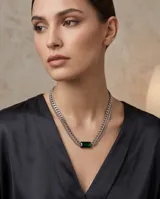 Collar de acero con cadena de eslabones y dije central rectangular con cristal verde esmeralda.