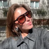 Lentes de sol de aviador con montura negra oversized y doble puente. Lentes marrones de nylon con protección UV400.