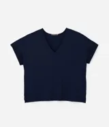 Blusa azul marino de crepé, con escote en V y mangas cortas. Presenta detalles de punto en el cuello y los puños de las mangas, así como flecos en los laterales de los puños.