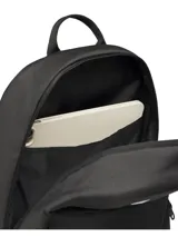 Mochila Under Armour color negro, con diseño clásico de cierre superior, bolsillo frontal vertical con cierre, bolsillos laterales de red y logo blanco estampado en la parte superior.