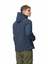 Campera softshell negra con capucha ajustable, cierre frontal completo y bolsillos laterales con cierre. Presenta puños con ajuste de velcro y logo de la marca estampado en el pecho.