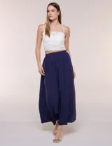 Top crop Allie Rose de encaje calado blanco, estilo bralette con escote recto, doble tirante fino y terminaciones onduladas.