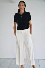 Pantalón cropped de tiro medio color blanco, perteneciente a la colección ZW Collection, con cintura con trabillas, bolsillos laterales ocultos, pinzas en el delantero, pierna ancha y cierre frontal con cremallera, botón y ganchos metálicos.