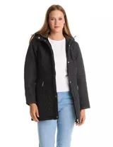 Campera matelassé de largo midi, con diseño combinado de rombos en el cuerpo y costuras horizontales en las mangas. Cuenta con cierre frontal oculto, botones a presión dorados, capucha con interior aterciopelado y ajuste entallado en la cintura.