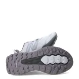 Championes de trail running New Balance Garoé V2 de mujer, en color gris claro con suela y entresuela en tono oscuro. Incorporan tecnología Fresh Foam X para mayor amortiguación, suela AT Tread con goma Hydrohesion para tracción en terrenos difíciles y refuerzo Toe Protect en la puntera.