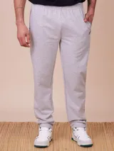 Pantalón deportivo jogger recto negro con bolsillos laterales con cierre.