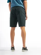 Bermuda cl%c3%a1sica de algod%c3%b3n color negro, con pasadores para cinturon, bolsillos laterales y traseros.