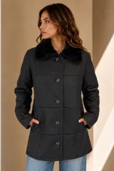 Campera de cuero babylamb color celeste, de corte recto y largo medio, con cuello de piel sintética y cierre frontal con botones.