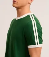 Remera de corte clásico color blanco con cuello redondo y mangas cortas con ribete azul marino.