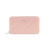 Billetera grande color nude, con diseño acolchado en forma de rombos y logo metálico plateado. Tiene cierre perimetral y múltiples compartimentos internos.