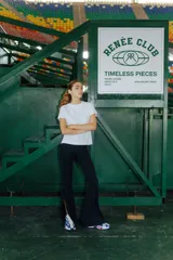 Pantalón Oxford negro de lycra gruesa, con corte acampanado, tiro medio y tajos laterales.