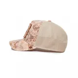 Gorra de béisbol con visera curva y paneles traseros de malla color beige. Presenta un estampado abstracto en tonos marrones y un parche cuadrado con el bordado de un caballo blanco y la palabra "Stallion".