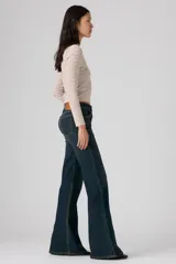Jeans de denim azul oscuro con lavado vintage, tiro alto y corte acampanado.