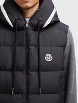 Chaleco acolchado Moncler modelo Cardamine, color negro, con capucha ajustable, cierre frontal y logo de la marca en el pecho.
