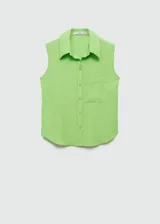 Camisa sin mangas de lyocell en color verde lima, con cuello camisero, cierre frontal con botones y un bolsillo de parche en el pecho.