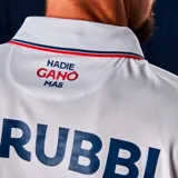 Camiseta de fútbol Umbro del Club Nacional de Football, modelo Home de manga larga. Diseño en color blanco con detalles en azul y rojo en el cuello y los puños. Incluye el logo de Umbro, el escudo del club y el patrocinador Antel en el frente.