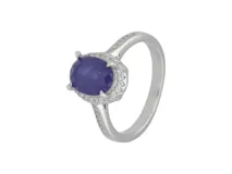 Anillo de plata 925 con raíz de zafiro ovalada y circonias engarzadas alrededor de la piedra central y en el brazo del anillo.