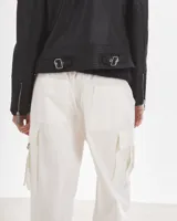 Campera negra de cuero sintético, con cierre lateral y detalles acolchados en hombros y mangas.