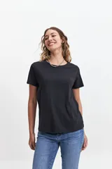 Remera básica de manga corta y cuello redondo, color lila, de corte regular y diseño liso.
