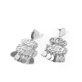 Par de caravanas colgantes plateadas con forma irregular y textura martillada.