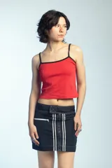 Musculosa roja con tirantes finos negros y ribetes negros en el escote.