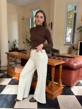 Zapato tipo zueco de cuero color chocolate con efecto desgastado, plataforma y taco cuadrado. Presenta una tira trasera ajustable con hebilla metálica.