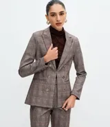 Blazer femenino de corte acinturado confeccionado en tejido punto roma con estampado de cuadros. Presenta solapas estructuradas, cierre frontal de doble botonadura, mangas con botones decorativos y recortes traseros.