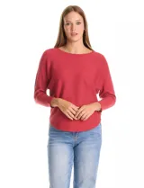 Buzo de punto rib en color rojo, con cuello redondo, manga japonesa tres cuartos y silueta relajada.